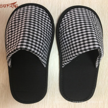 Muji patrón blanco y negro hombre utiliza zapatillas de palma de la fábrica